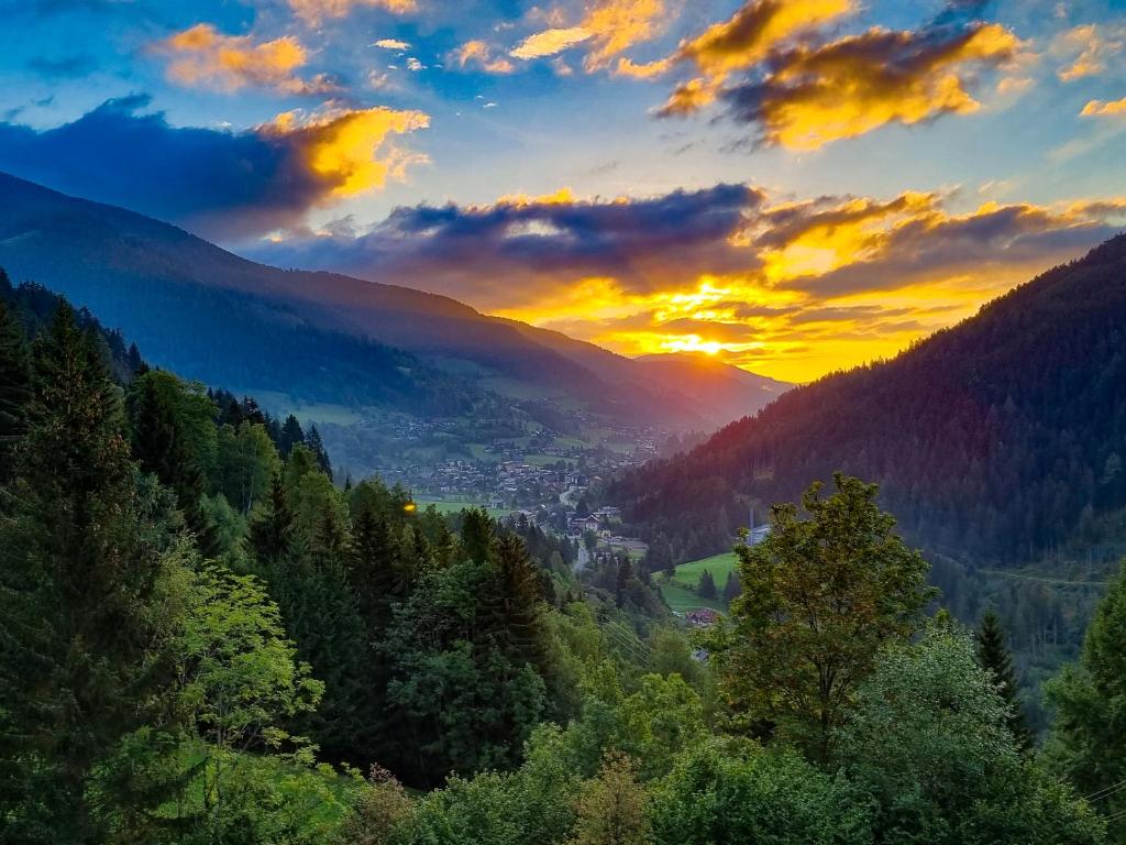 a view of a valley in the mountains at sunset at RABENSTEINER - Panorama Apartments - Bad Kleinkirchheim in Bad Kleinkirchheim