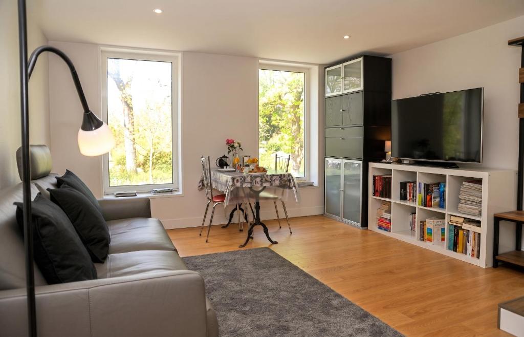 a living room with a couch and a table at Appartement contemporain à Cognac, 50 m² - Parking. in Cognac