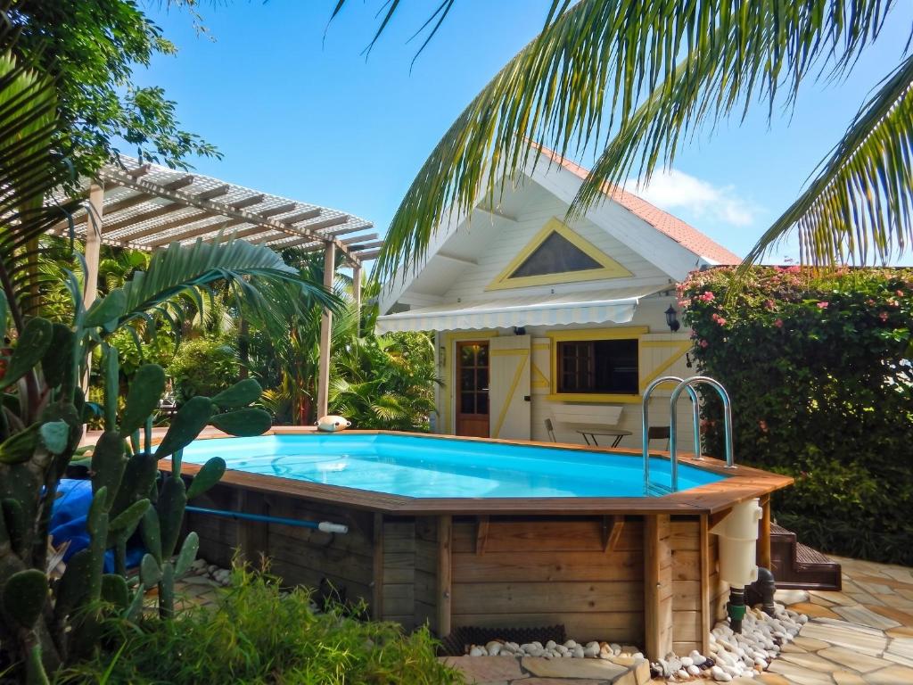 a pool in the backyard of a house at Chalet confortable au Vauclin avec piscine privée in Le Vauclin