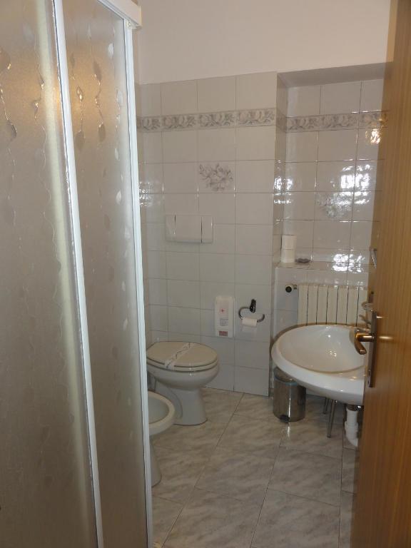 Koupelna v ubytování Albergo Ristorante Grigna