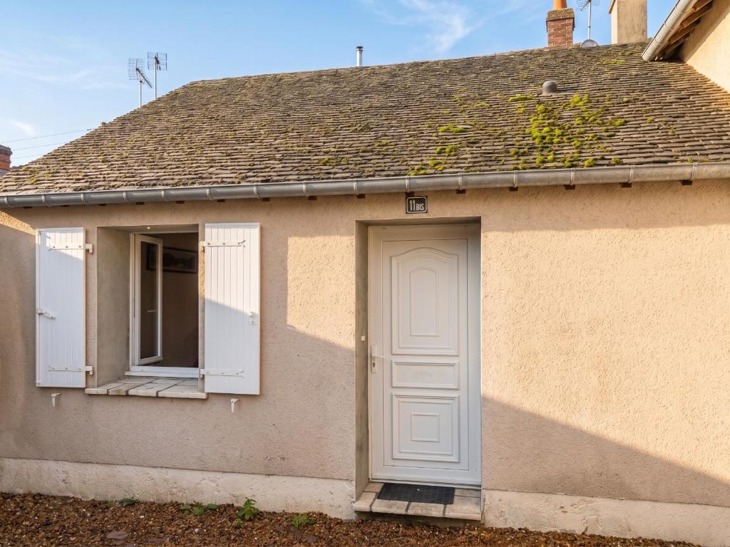 a small house with a door and two windows at Studio cosy à Montargis - 13 m² - Parking inclus in Montargis