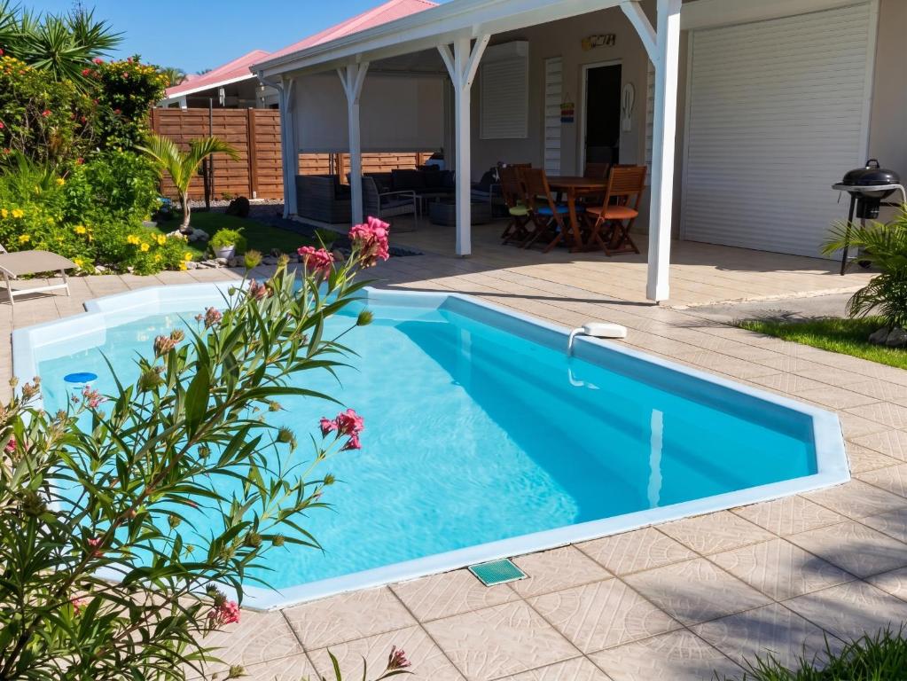 a swimming pool in the backyard of a house at Villa élégante à Saint-François + Piscine privée in Saint-François