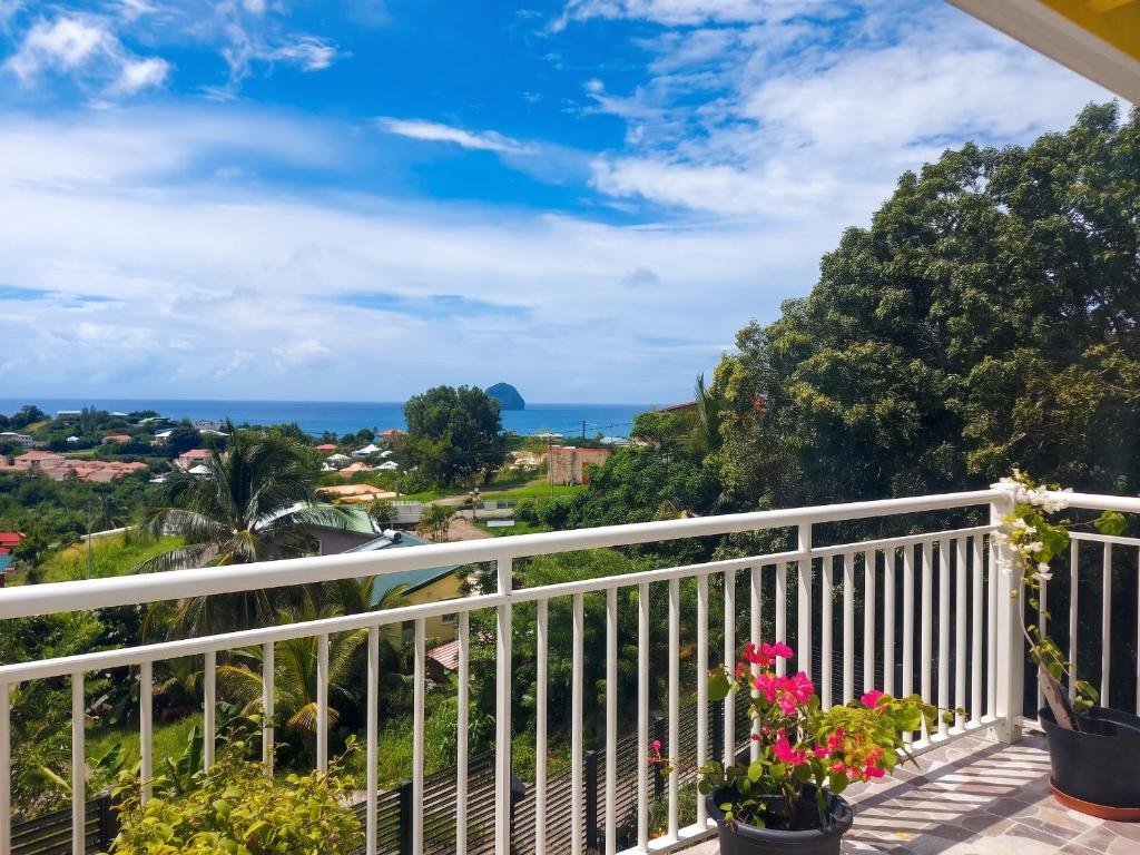 a balcony with a view of the ocean at Maison charmante à Le Diamant avec vue sur mer et jardin in Le Diamant