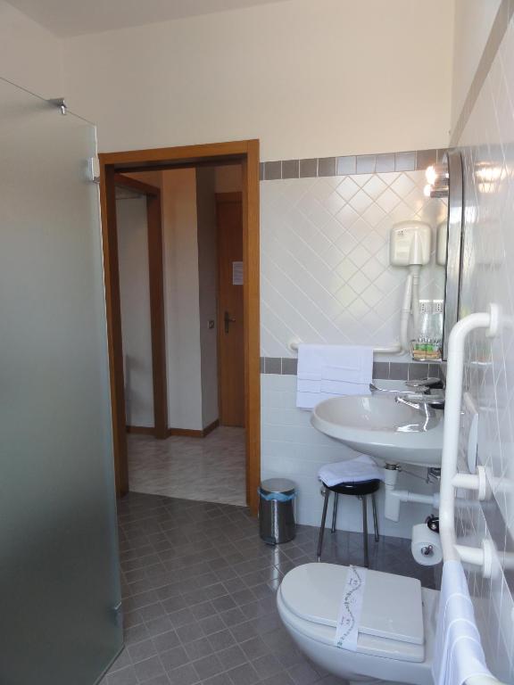 Koupelna v ubytování Albergo Ristorante Grigna