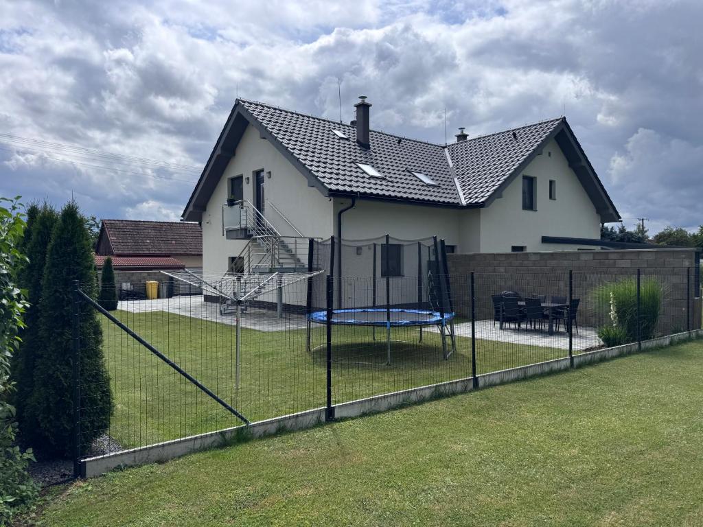 a house with a batting cage in a yard at Apartmán Liso in Bobrovec