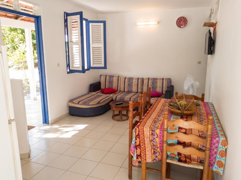 a living room with a couch and a table at Appartement confortable à Le Marin, jardin, 80 m², proche mer in Le Marin