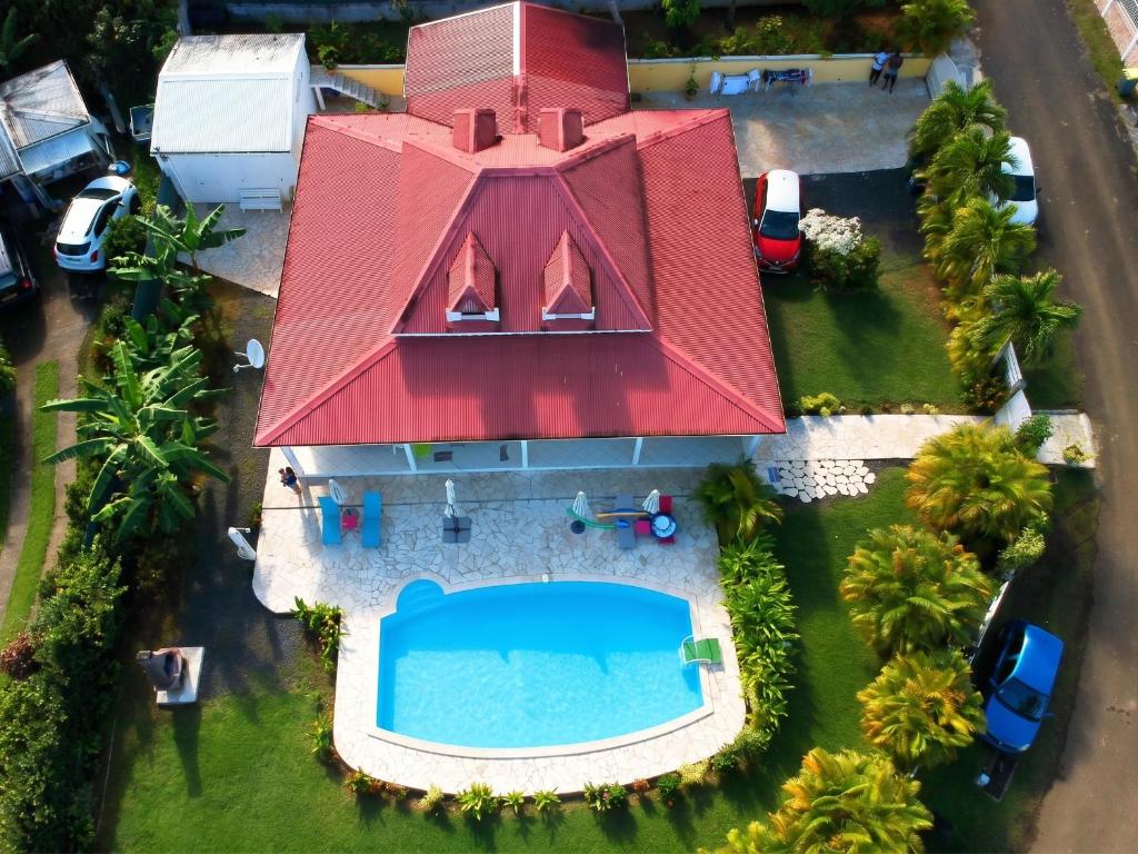 an overhead view of a house with a swimming pool at Appartement cosy à Sainte Rose / 50 m² / Piscine partagée in Diavet