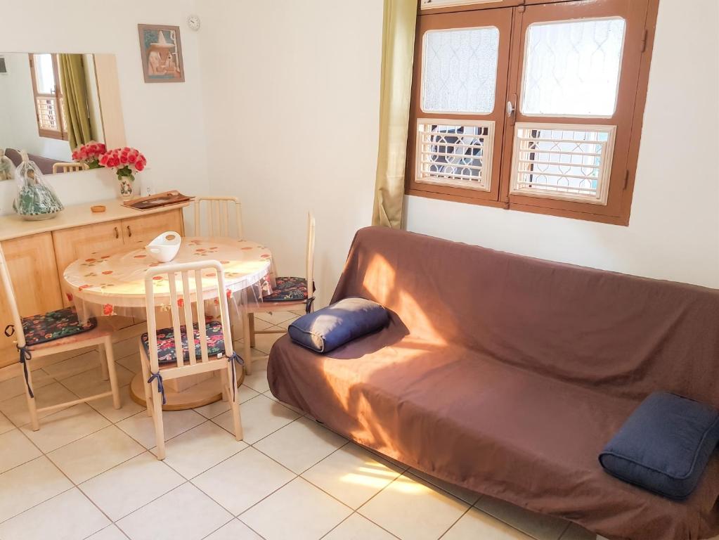 a living room with a couch and a table at Appartement moderne à Le Lamentin avec jardin clos, 110 m² in Le Lamentin
