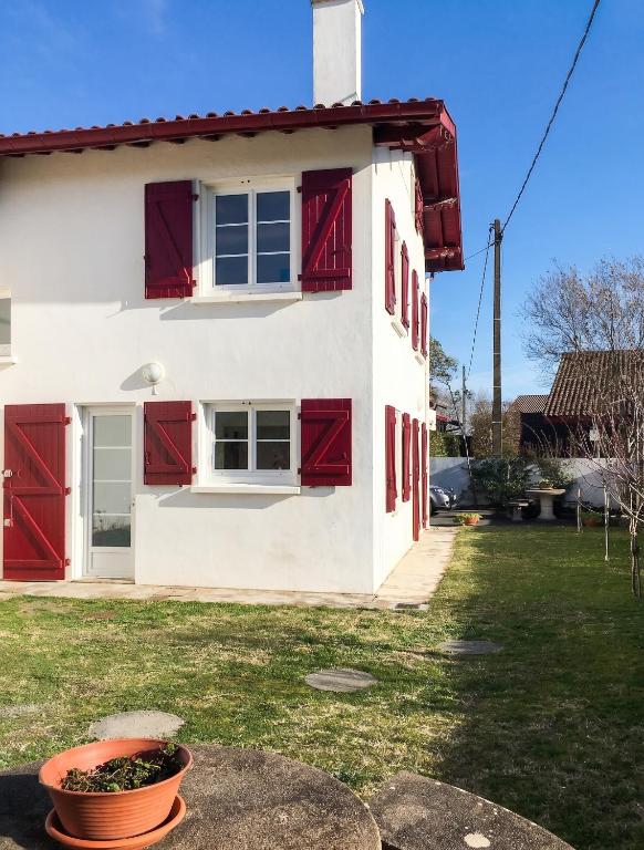 Charmante maison a Arcangues avec vue sur les montagnesEL