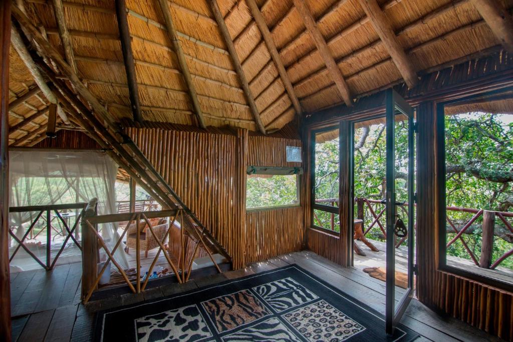 Pezulu Tree House Lodge - Комната королевы с балконом