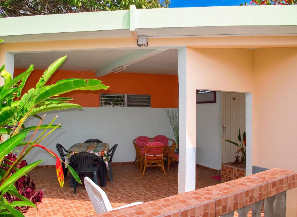 a view from the outside of a house with a patio at Appartement de charme à Port-Louis, 35 m², jardin privé in Port-Louis