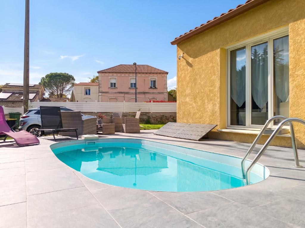 Villa spacieuse avec piscine privative à Saint-Geniès-de-Malgoirès - Housity