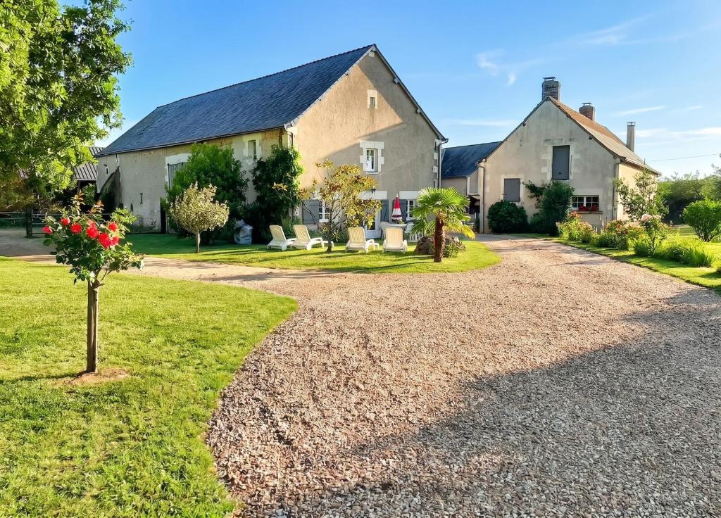 a house with a gravel driveway at Studio confortable à Thilouze de 55 m² avec jardin privatif in Thilouze