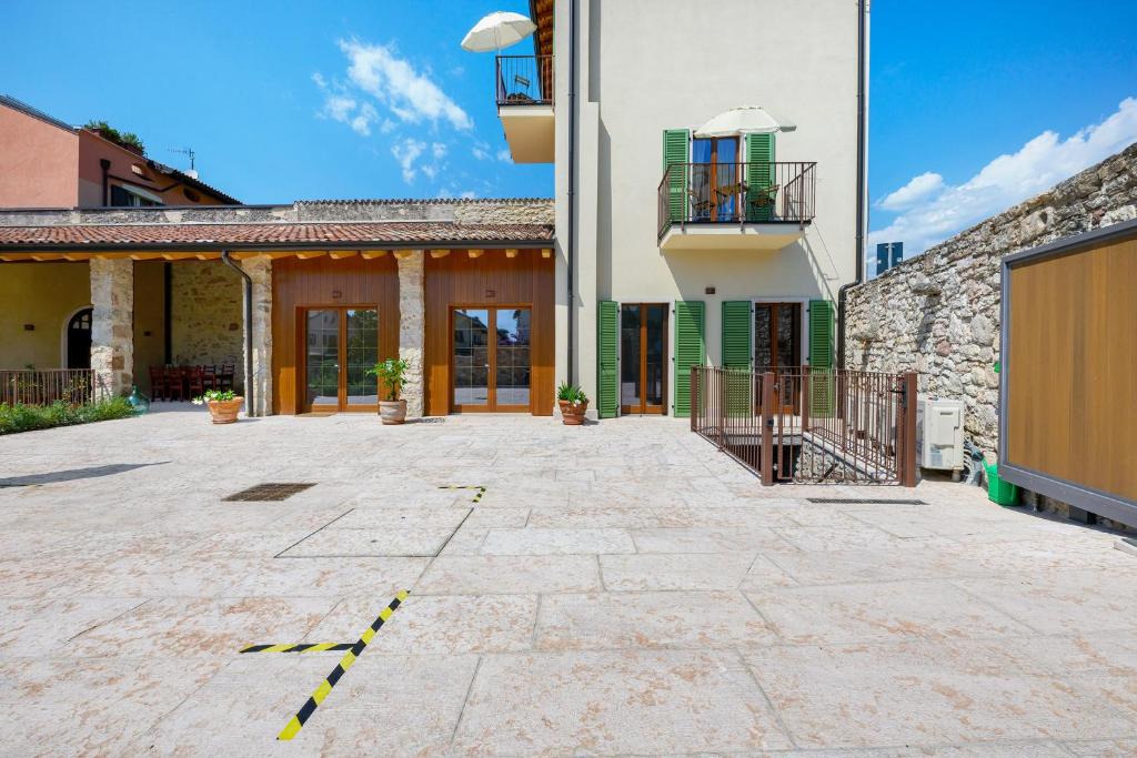 an empty courtyard of a building with a balcony at Al Casel - Appartamento Collina in Torri del Benaco