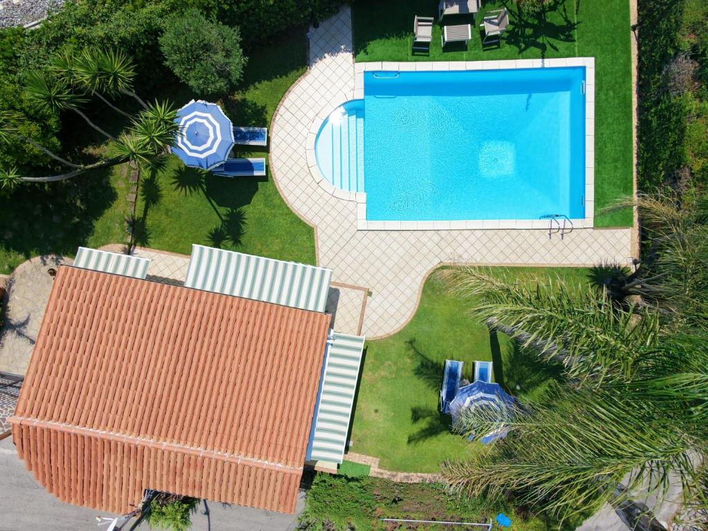 una vista dall'alto di una piscina accanto a una casa di Smarthome a Maratea
