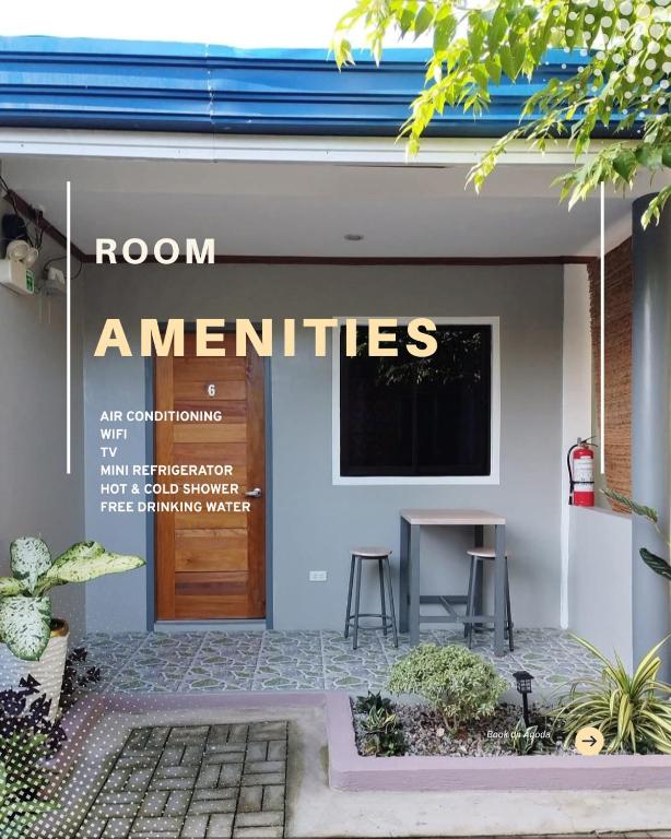 Eine Haustür mit einem Schild, auf dem „Zimmerausstattung“ steht. in der Unterkunft GREENSPACE in Panglao