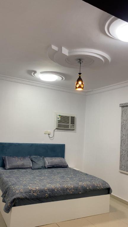 a bedroom with a bed in a white room at شوران الفاخرة 2 in Medina