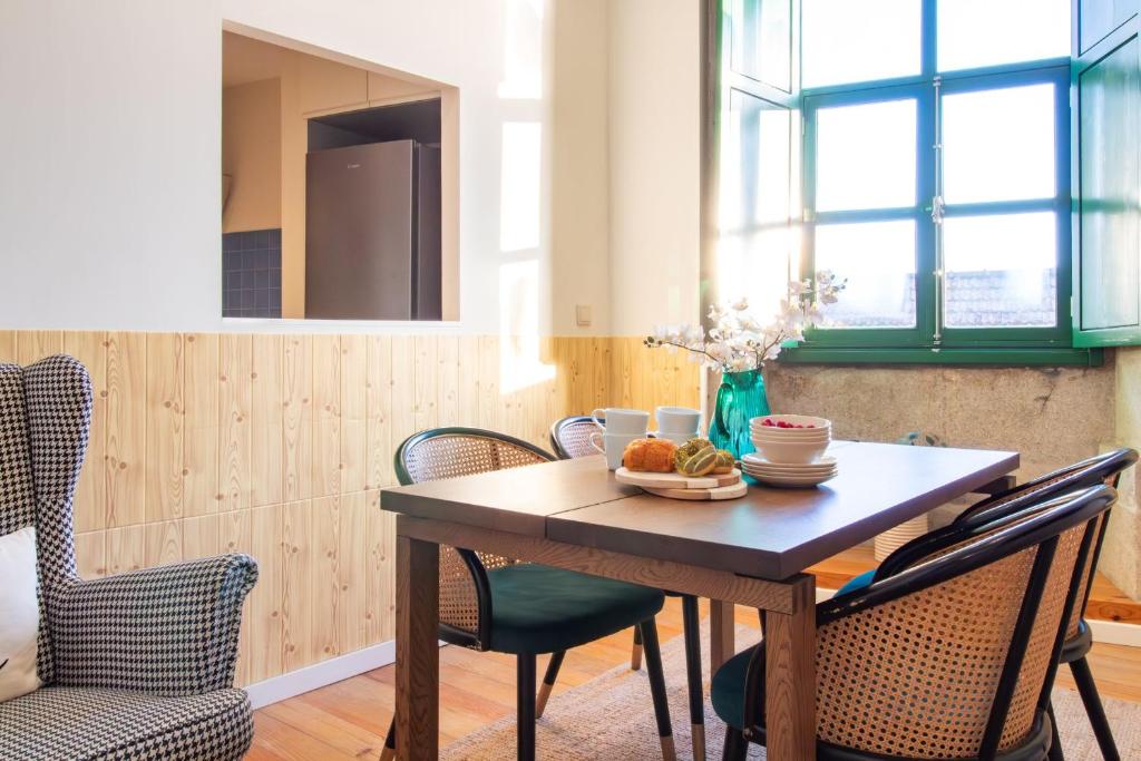 4BR w 200yrs of history in Porto by LovelyStay