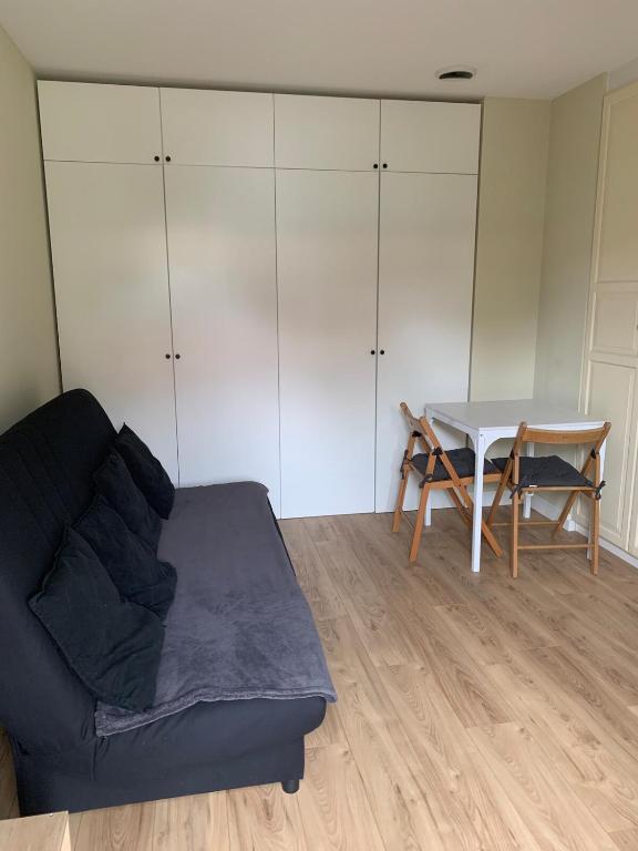 a living room with a couch and a table at Studio Indépendant in Floirac