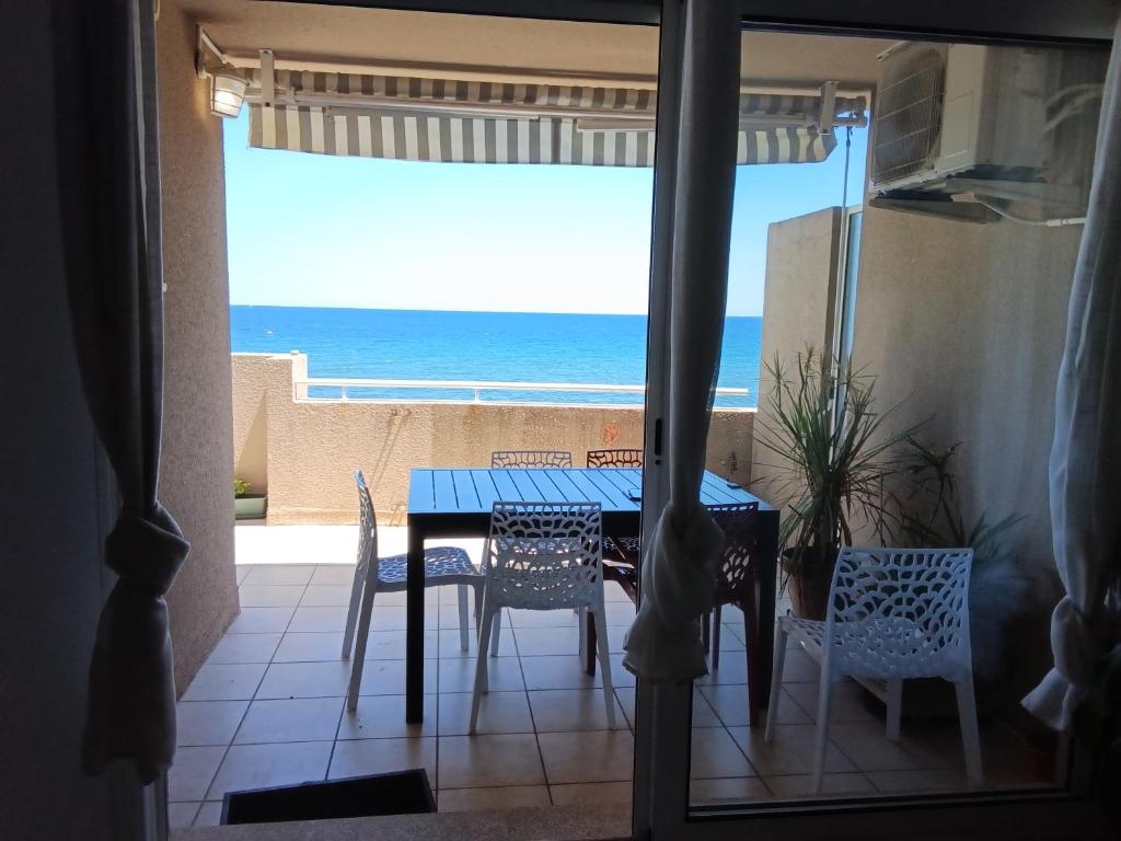 a table and chairs with a view of the ocean at Maria beach in San-Nicolao