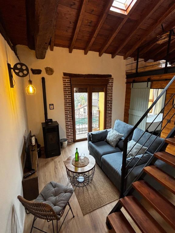 a living room with a couch and a table at El Balcón de Urbiés in Mieres