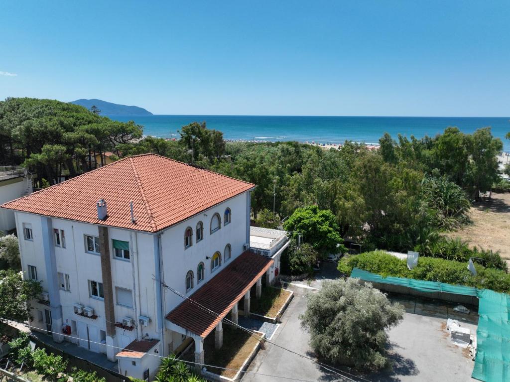 an aerial view of a building with the ocean in the background at Hotel sul Mare e Lido Atena in Paestum