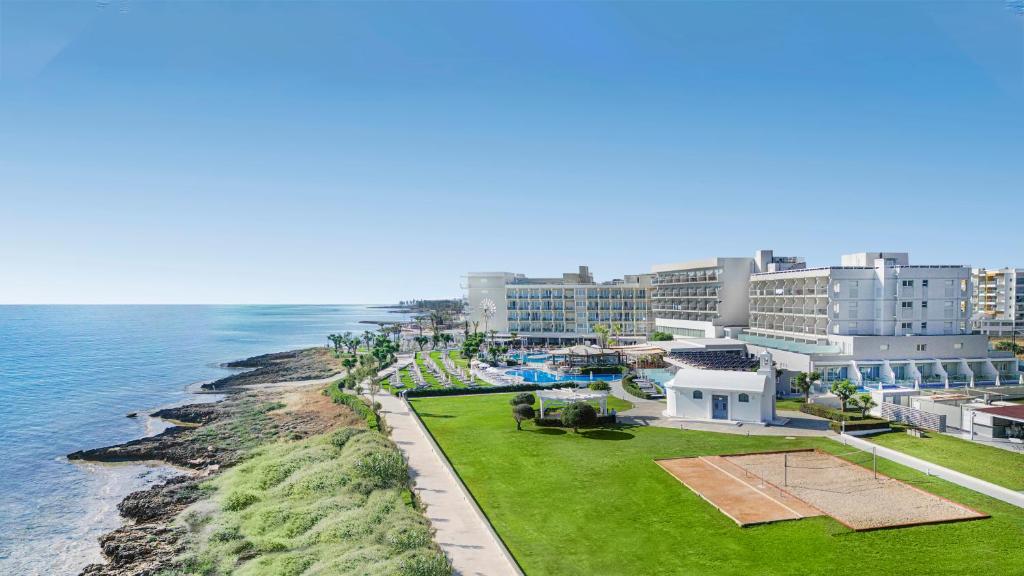 Luftaufnahme des Ozeans und eines Ferienortes in der Unterkunft Pernera Beach Hotel in Protaras