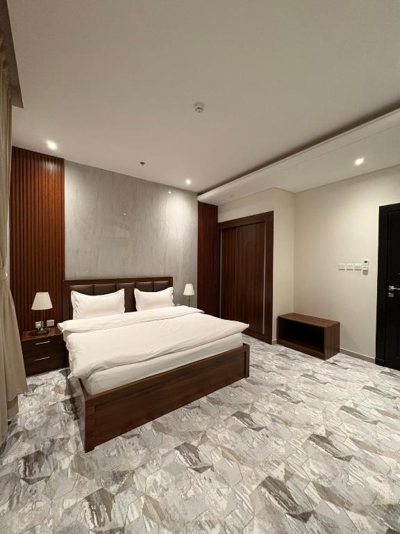 a bedroom with a large white bed in a room at بريفير للشقق المخدومة - Privere Serviced Apartments in Riyadh