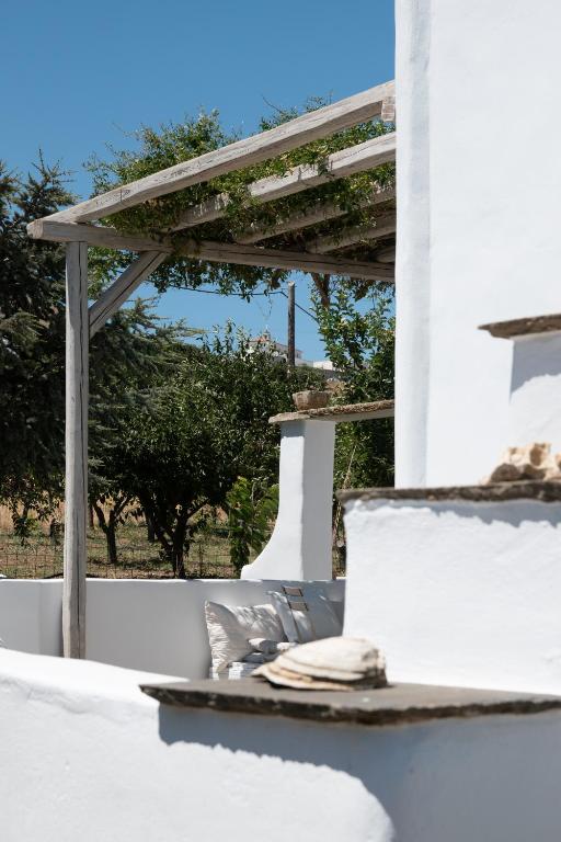 a pergola on the side of a house at Visinokipos House in Mirsíni