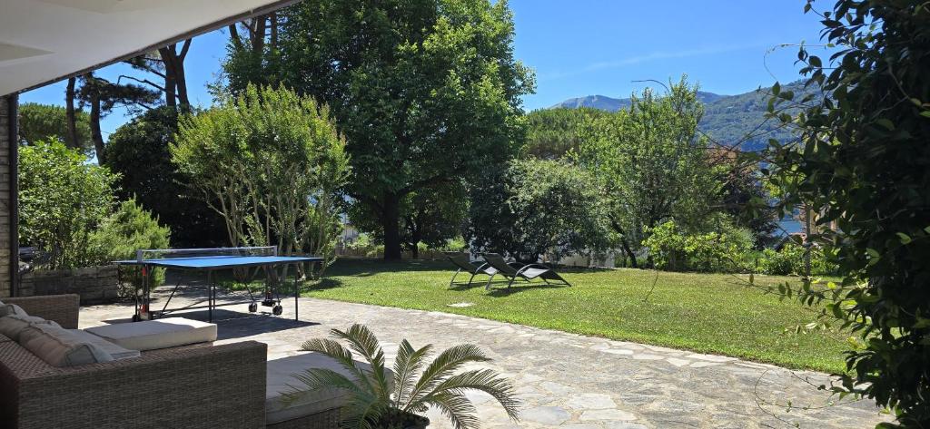 a garden with a table and a picnic table at Luna in Lierna