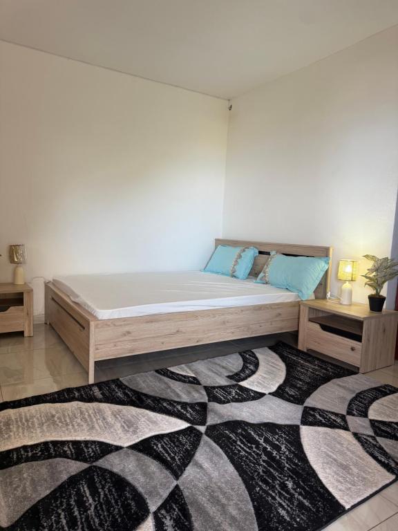 a bedroom with a bed and a rug at Résidence Maeva in Mtsamboro