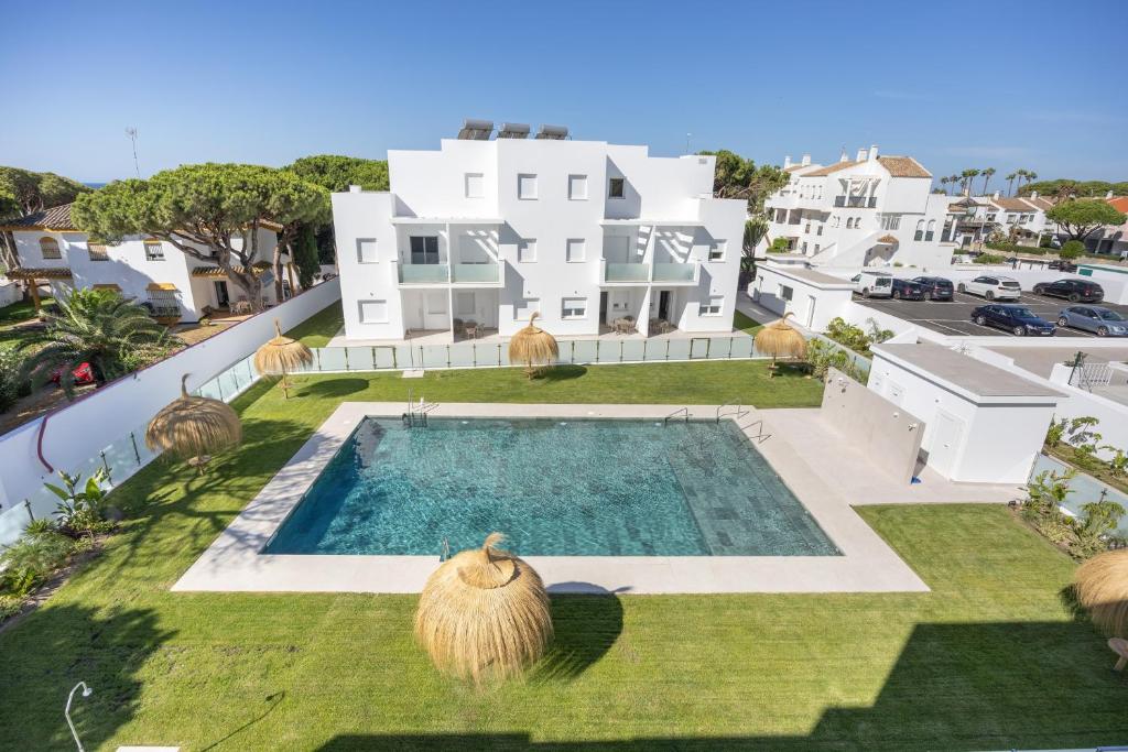 an aerial view of a house with a swimming pool at Complejo Los Drogos in Novo Sancti Petri