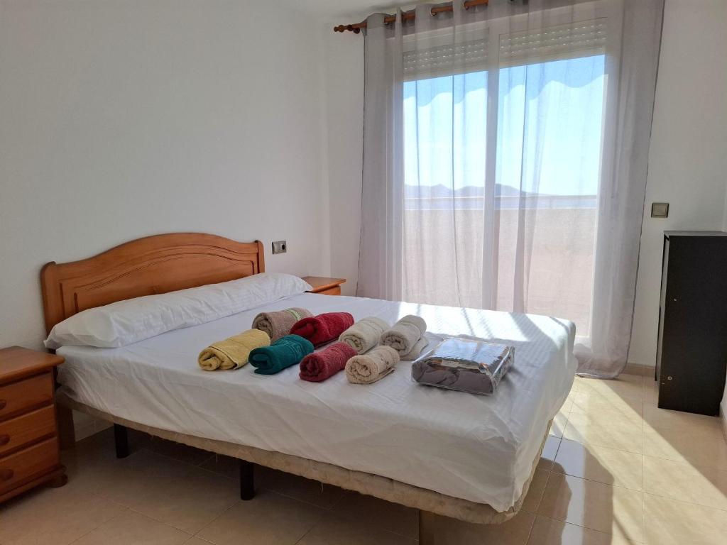 un letto con sopra un mucchio di asciugamani di Apartamento Playaestrella a Vícar