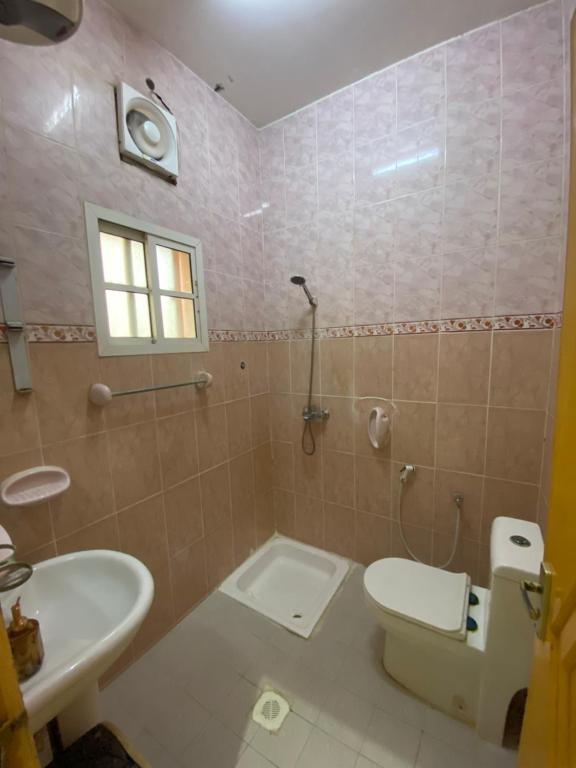 a bathroom with a toilet and a sink at شقة عوقد in Okkad