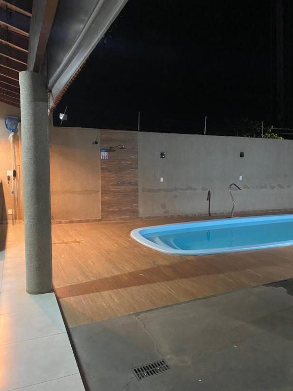 eine Badewanne in einem Zimmer mit Holzboden in der Unterkunft Espaço Vida Nova in Lins