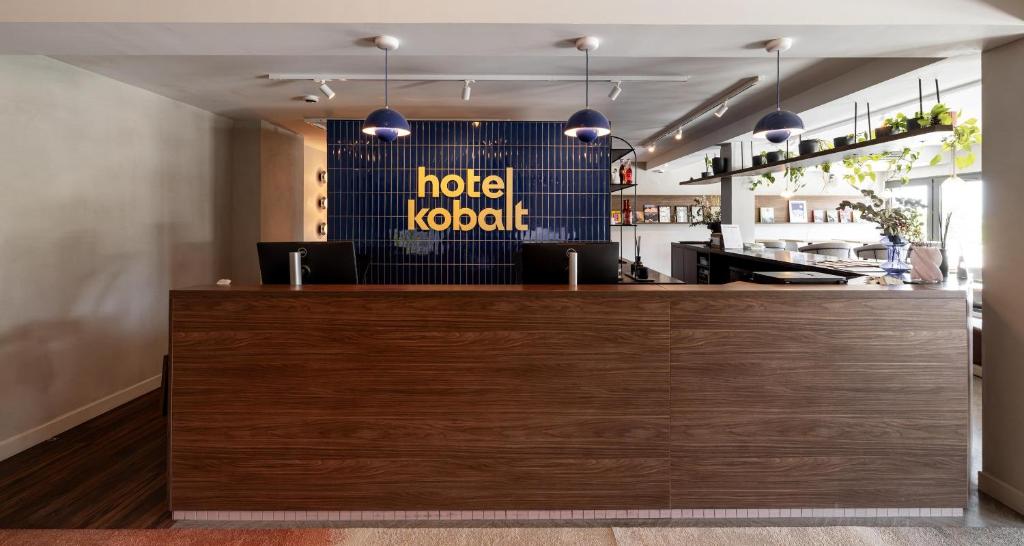 a hotel lobby with a hotel kobel counter at Best Western Kobalt Annecy Nord - Epagny in Épagny