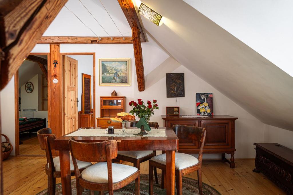 a dining room with a table and chairs at Libling Podkrovný in Banská Štiavnica
