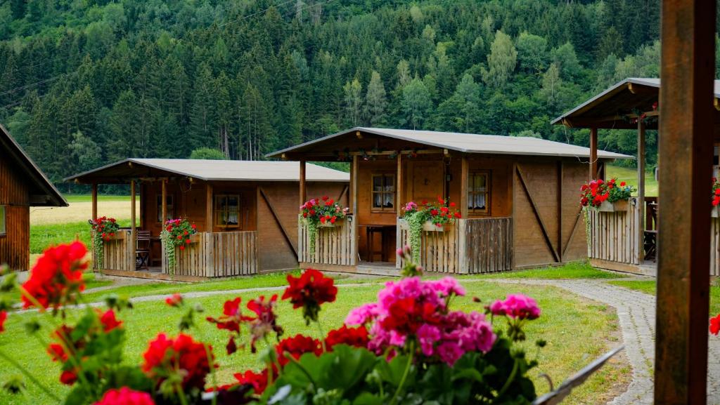 a couple of huts with flowers in front of them at Raddörfl in Teufenbach