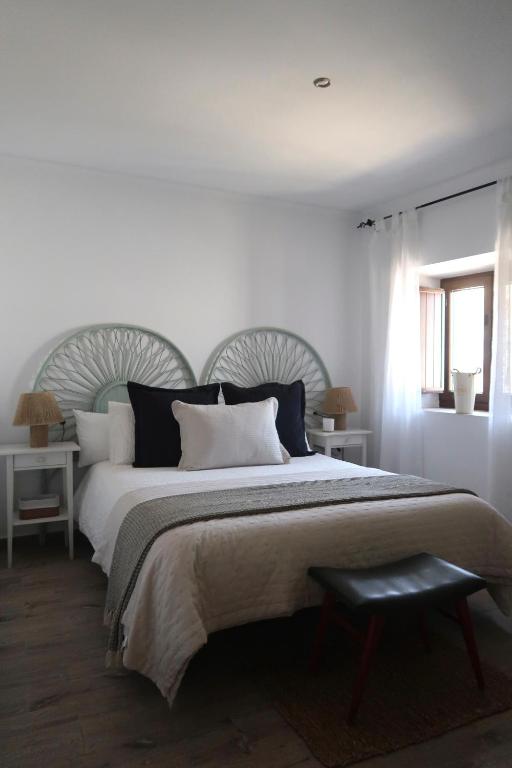 a white bedroom with a large bed and a window at Apartamento Rural en Valencia de Alcántara in San Pedro