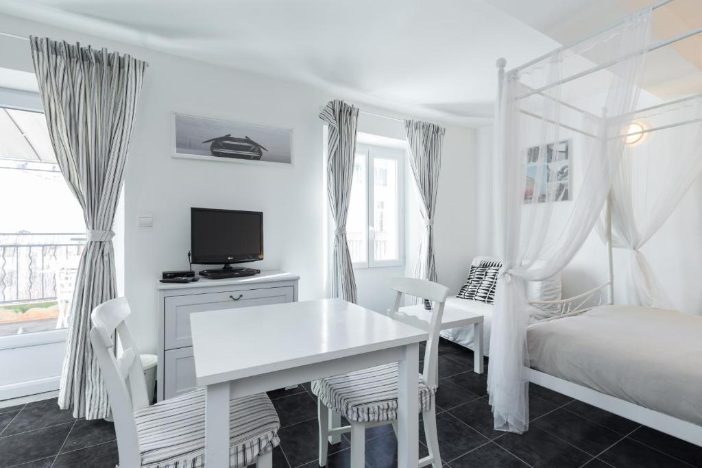 カンヌにあるFlorella Maréchal Joffreの白い部屋(ベッド1台、テーブル、椅子付)