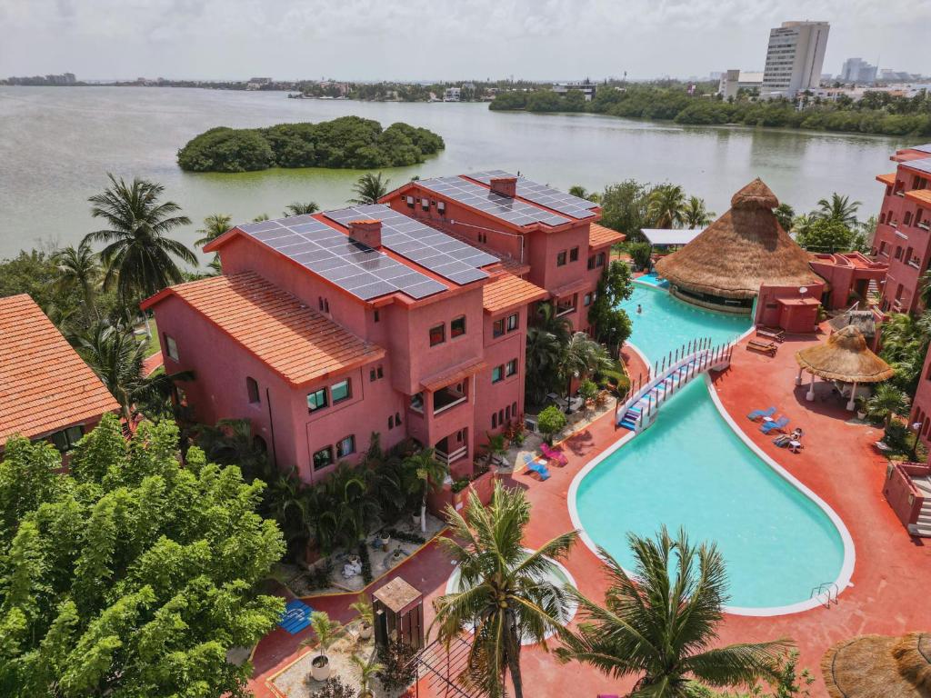 Bazén v ubytování Nílu Cancun Zona Hotelera by Selina nebo v jeho okolí
