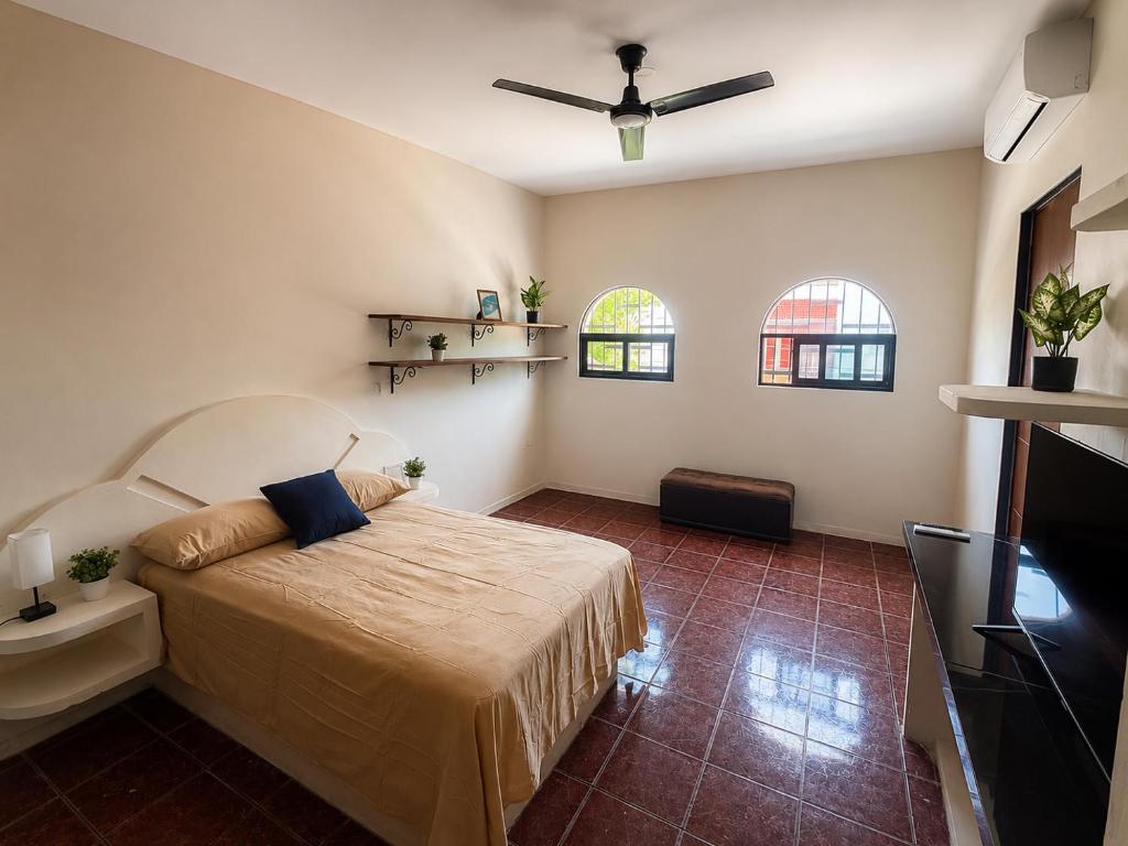 a bedroom with a bed and a flat screen tv at Casa en Huatulco Casa para 6 Personas Cerca del Centro y Playas in Santa Cruz Huatulco