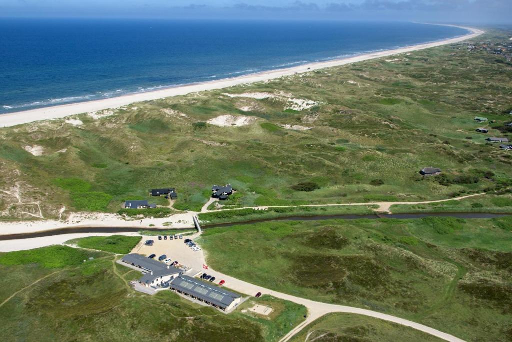 an aerial view of a beach and the ocean at Henne Mølle Å Badehotel in Henne Strand