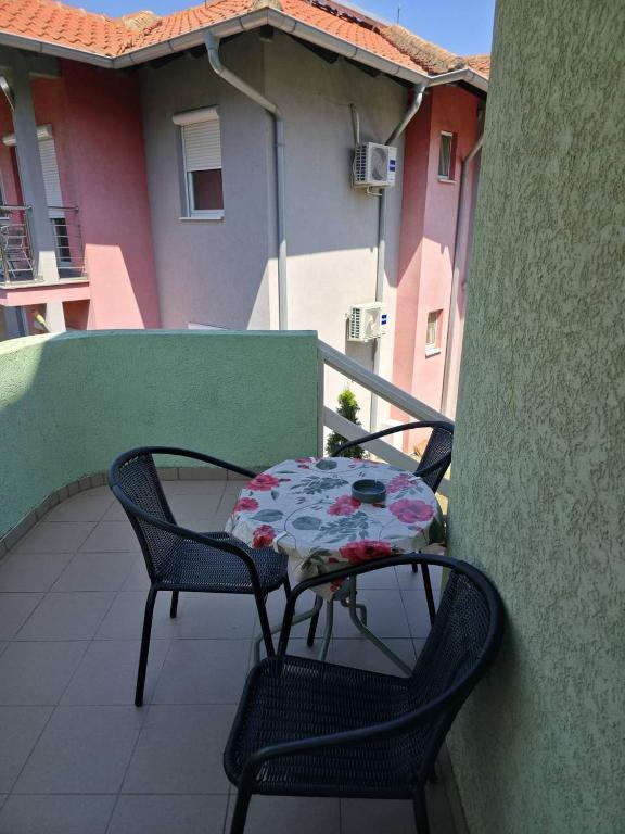 a table and two chairs sitting on a balcony at Deskom Zelena Vila in Veliko Gradište
