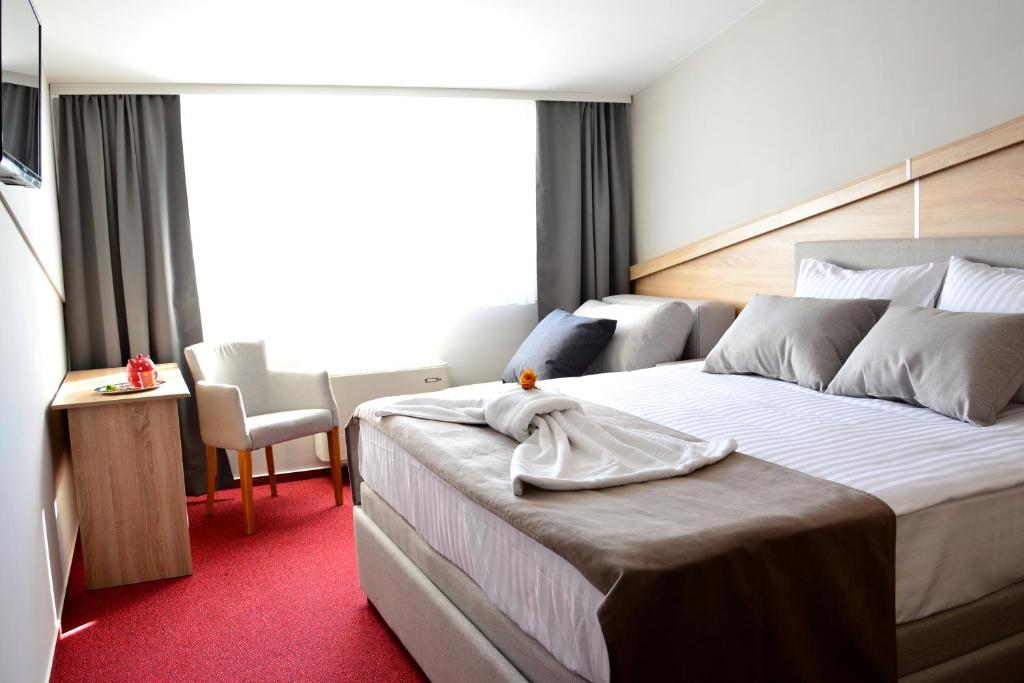 Postel nebo postele na pokoji v ubytování Hotel Dolenjc