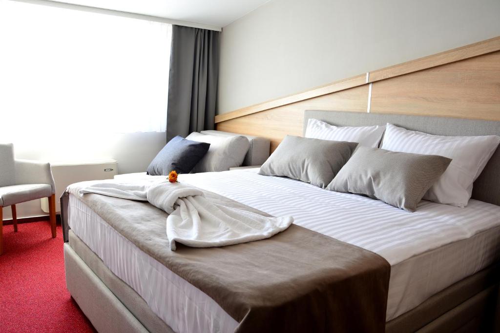 Postel nebo postele na pokoji v ubytování Hotel Dolenjc