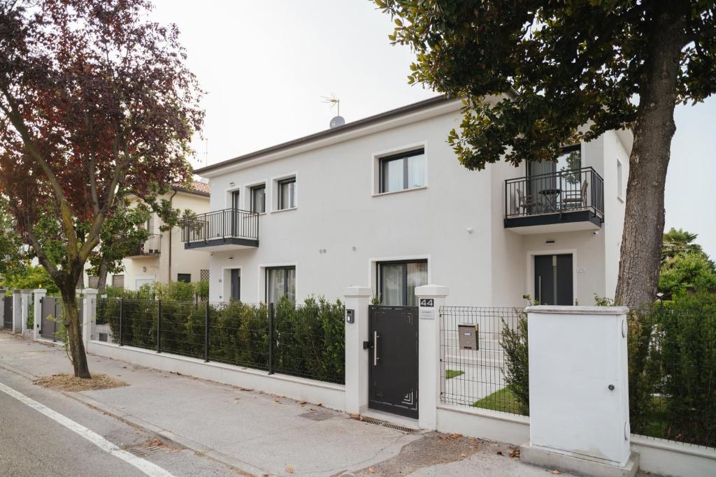 a white house with a gate and a fence at Da Niko in Treviso