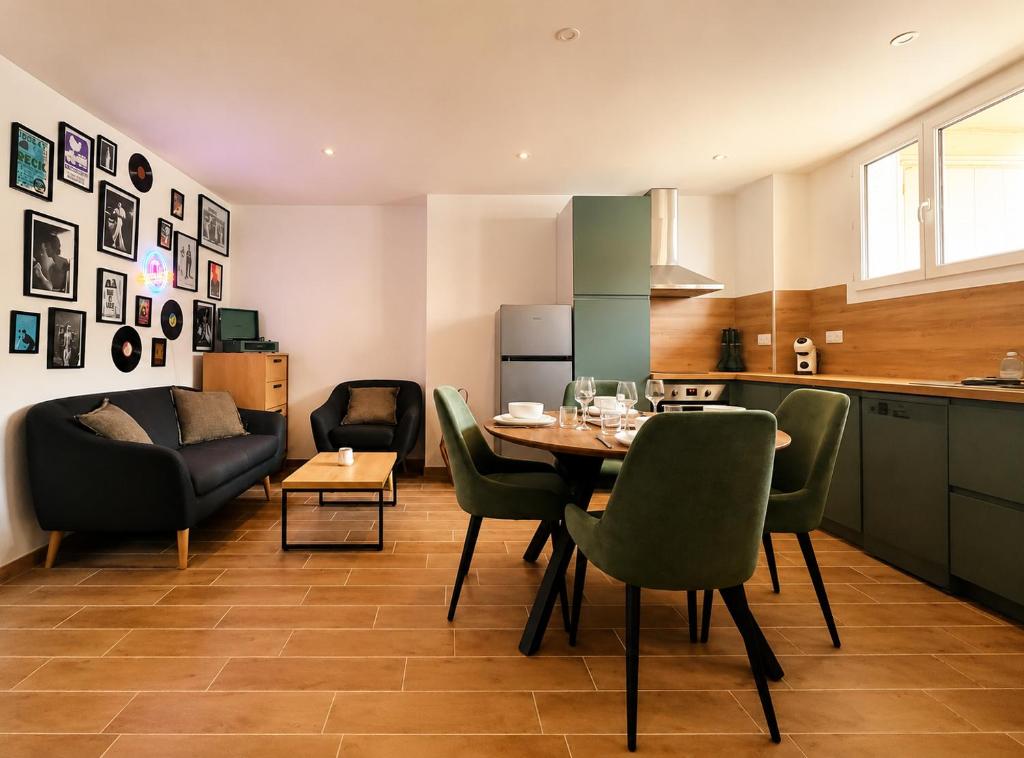 a kitchen and dining room with a table and chairs at Appart T3 Stratégique - Parking - Accès A64 in Portet-sur-Garonne