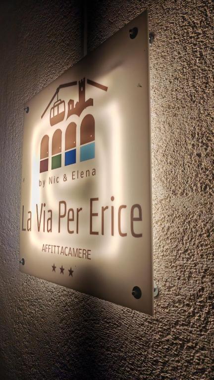 a sign for a la vet per office on a wall at La Via Per Erice in Casa Santa