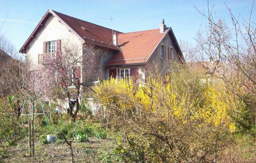 a house with a red roof in a garden at Ma Guitoune in Grenoble